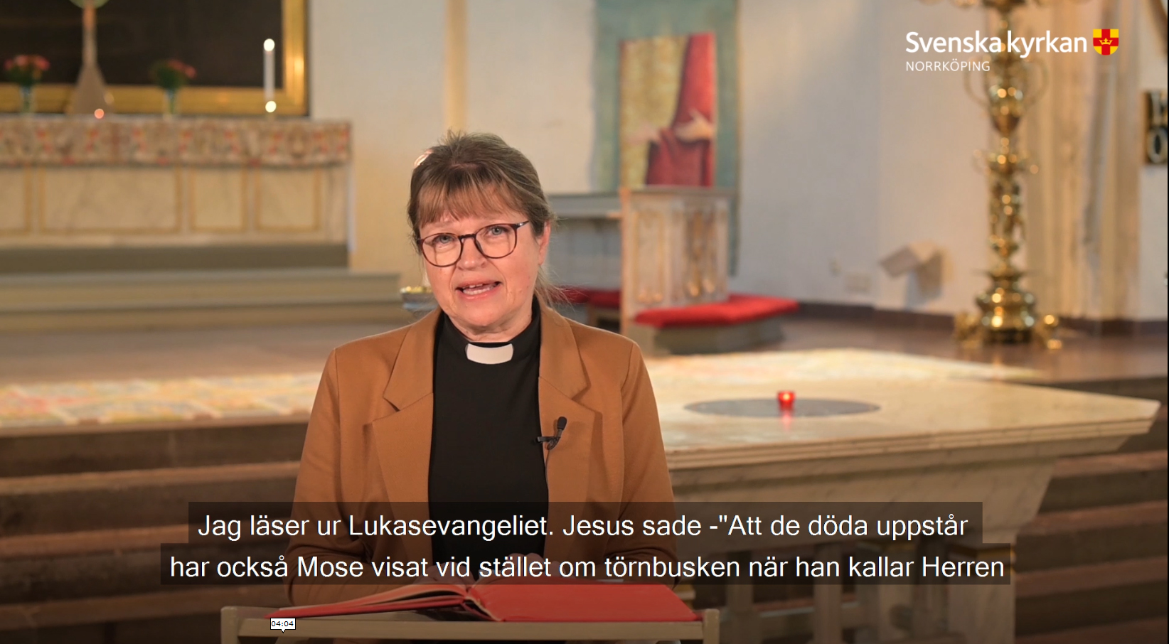 Anna Toivonen, präst, läser evangelietexten.