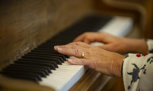 Händer som spelar på ett piano