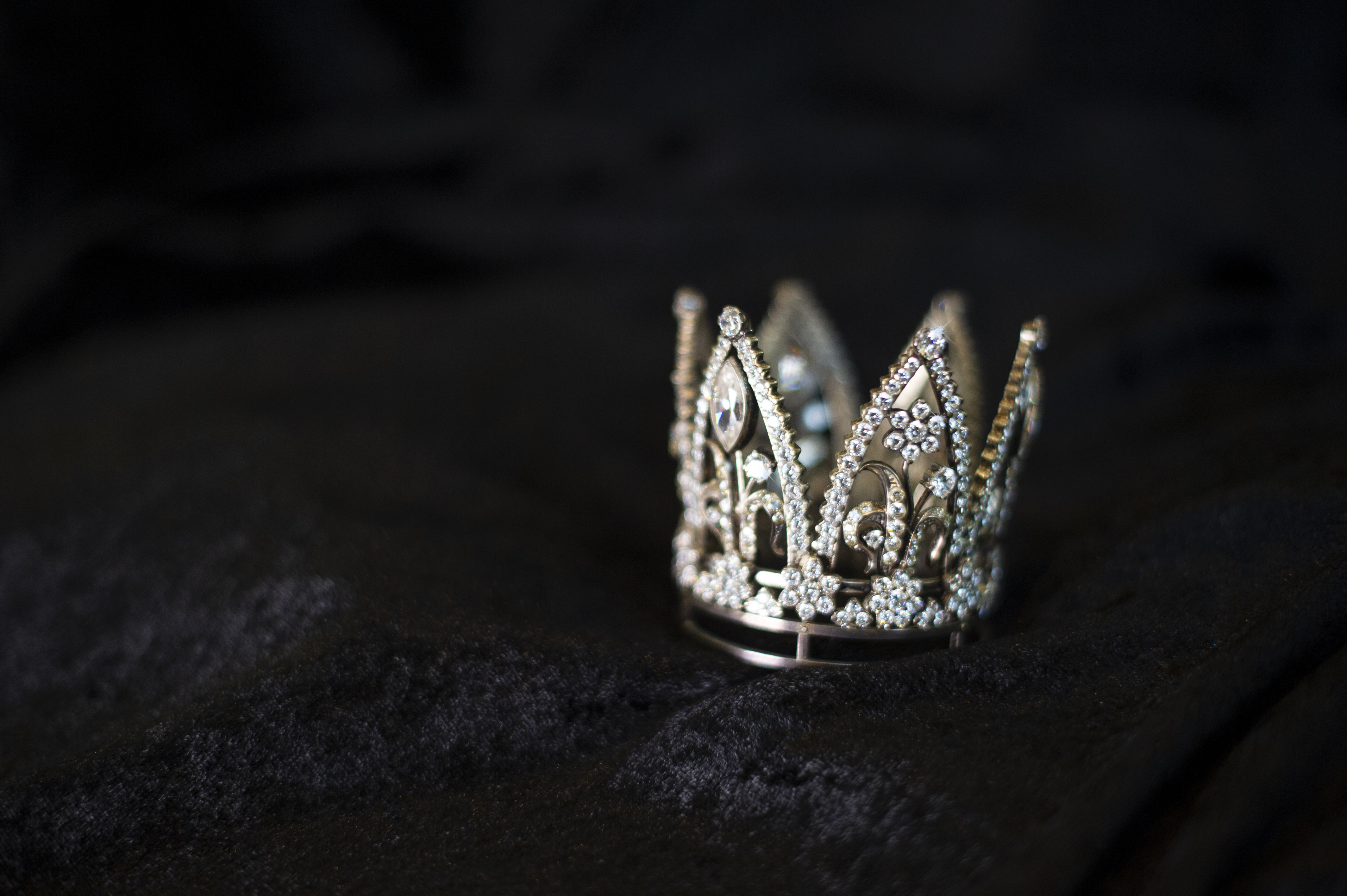 I en sammetsask ligger en liten krona i silver. Kronan är tätt besatt med bergskristaller och glittrar.