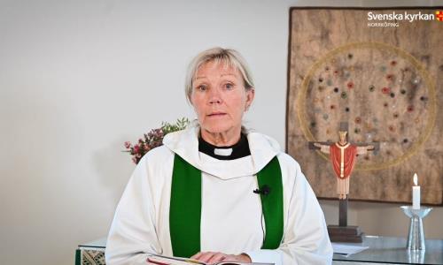 Präst Maria Blomqvist klädd i prästkläder med grön stola.