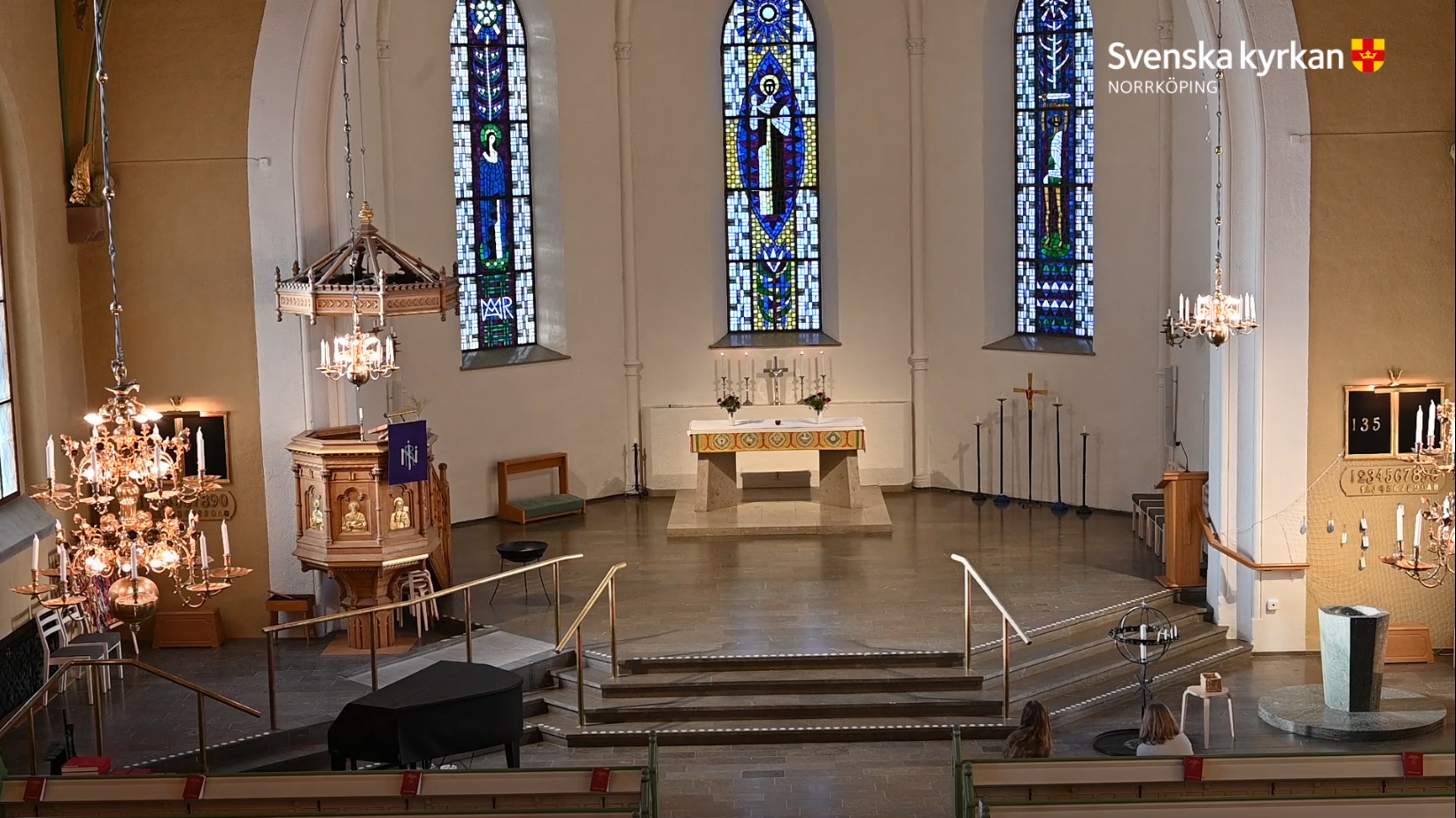 En bild lite snett uppifrån på interiören över altare i S:t Johannes kyrka.