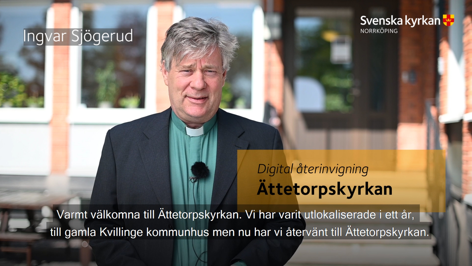 Diakon Ingvar Sjögerud hälsar välkommen till Ättetorpskyrkan. Han har entrén till församlingshemmet i bakgrunden. 