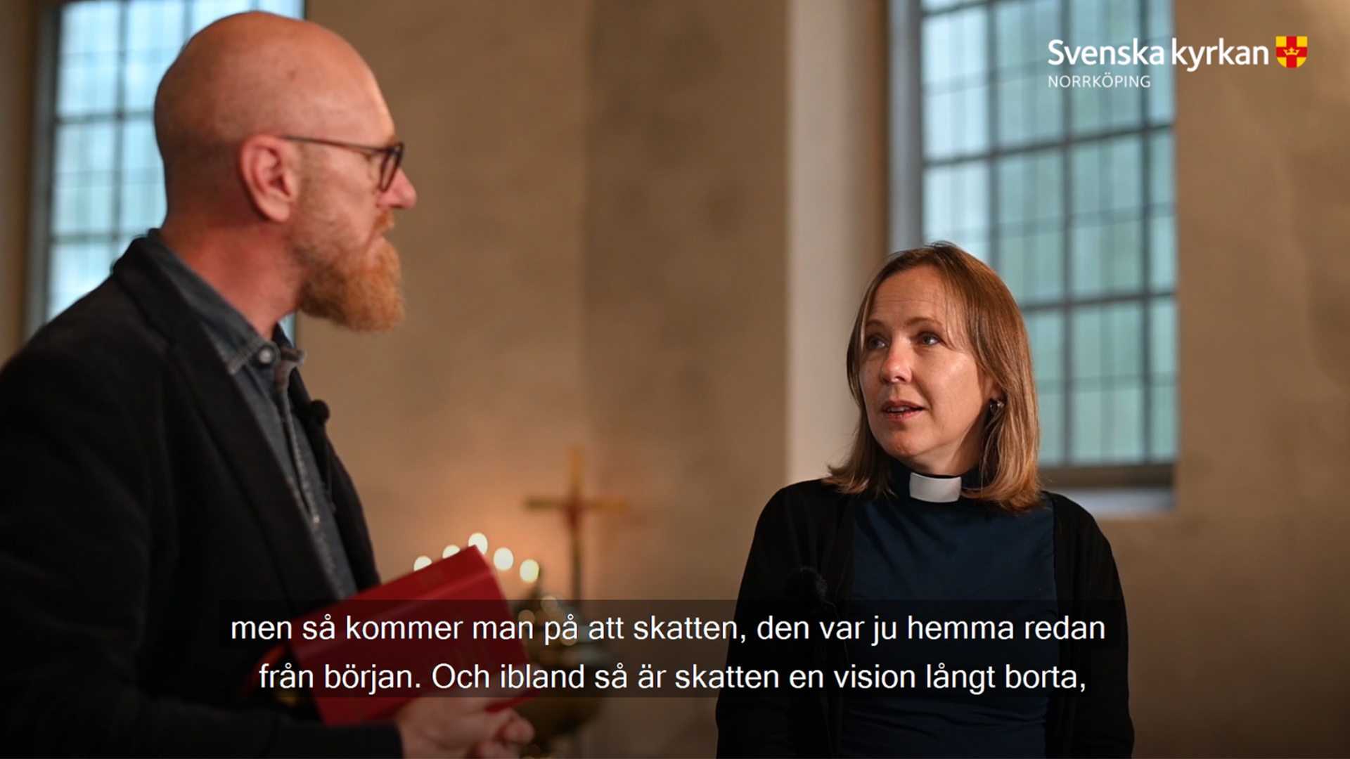 Präst Katarina Wändahl pratar med Håkan Appel, kyrkans fönster oskarpt i bakgrunden