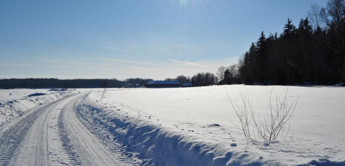 Bildgåtor är uppsatta runt marknadsplatsen i Adelöv och runt församlingsgården i Linderås.
Känner du igen sångerna? Kom ut i den vackra naturen och klura samtidigt på våra gåtor. Lycka till!