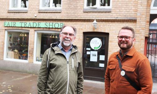 Peter Göthblad och Marcus Pallvid från Fair Trade citys styrgrupp framför Fair trade shop.
