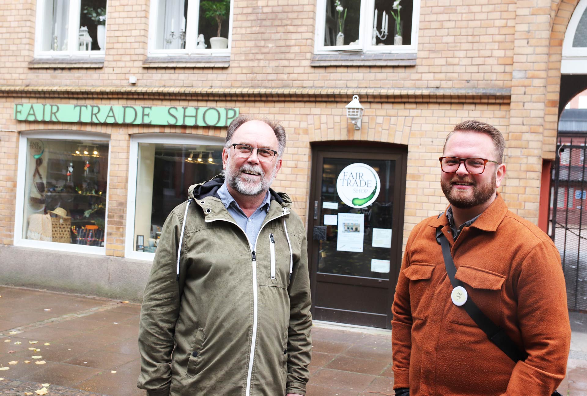 Peter Göthblad och Marcus Pallvid från Fair Trade citys styrgrupp framför Fair trade shop.