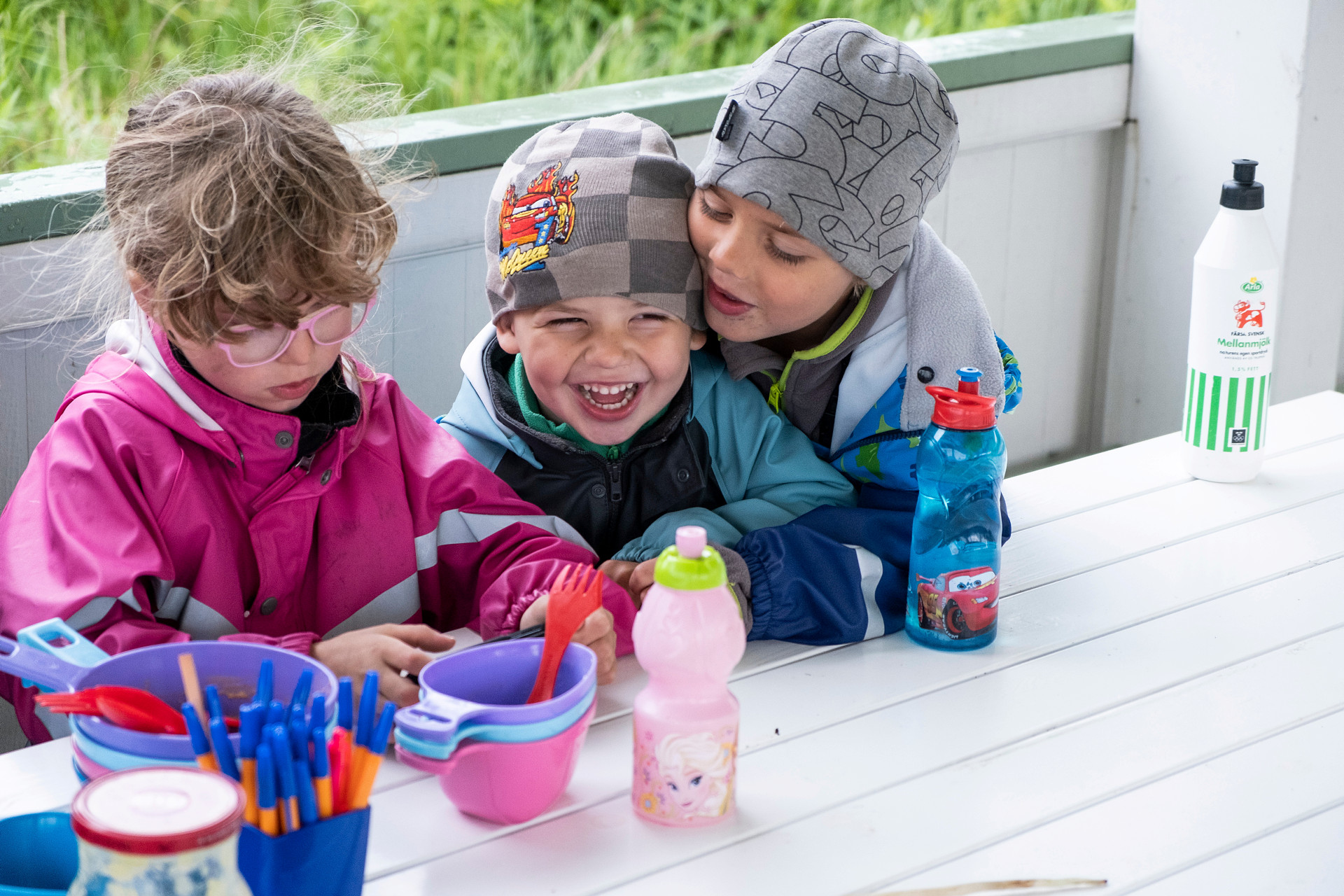 Liten barngrupp som fikar och skrattar utomhus