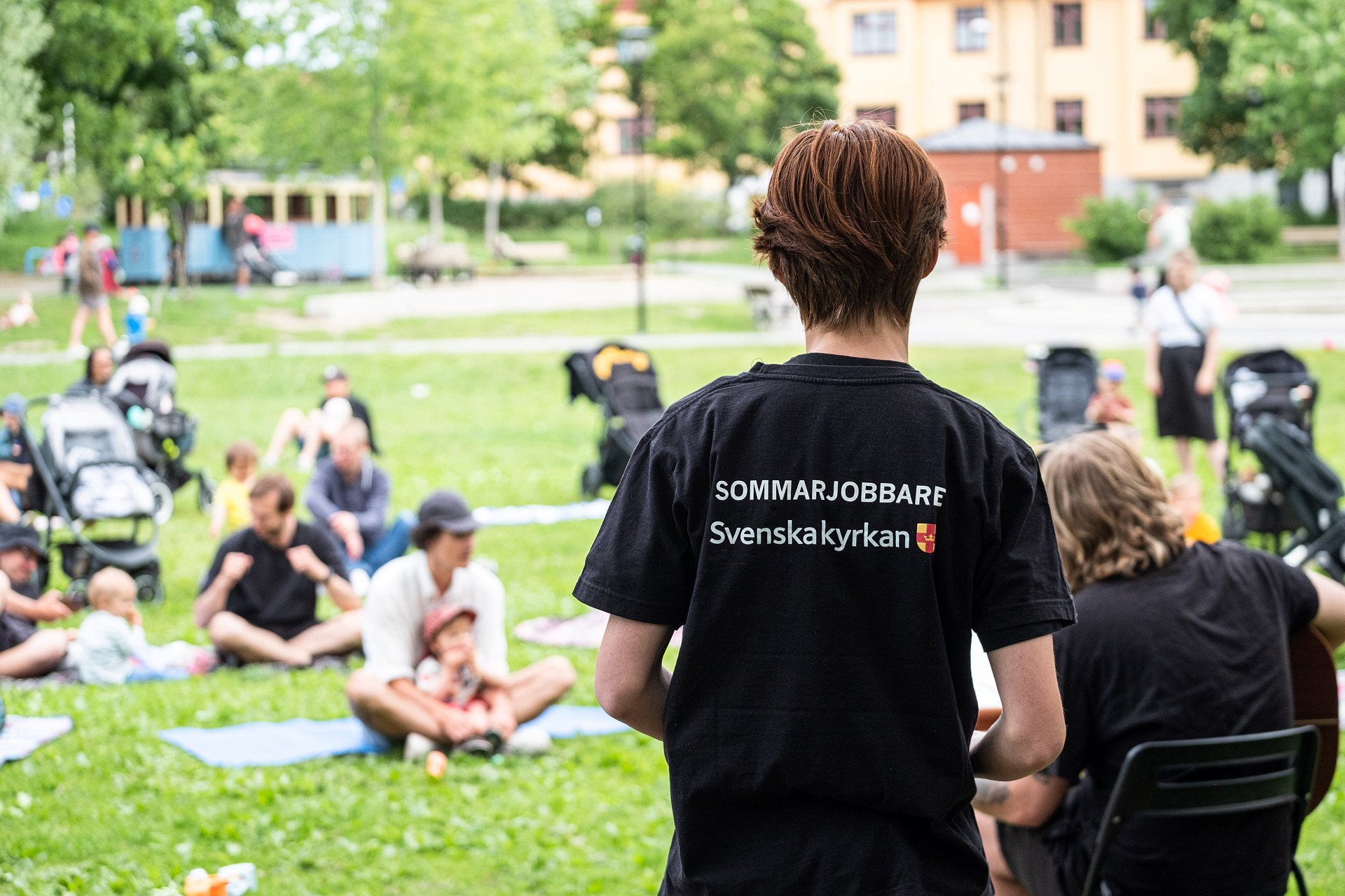 Sommarjobbare som spelar musik