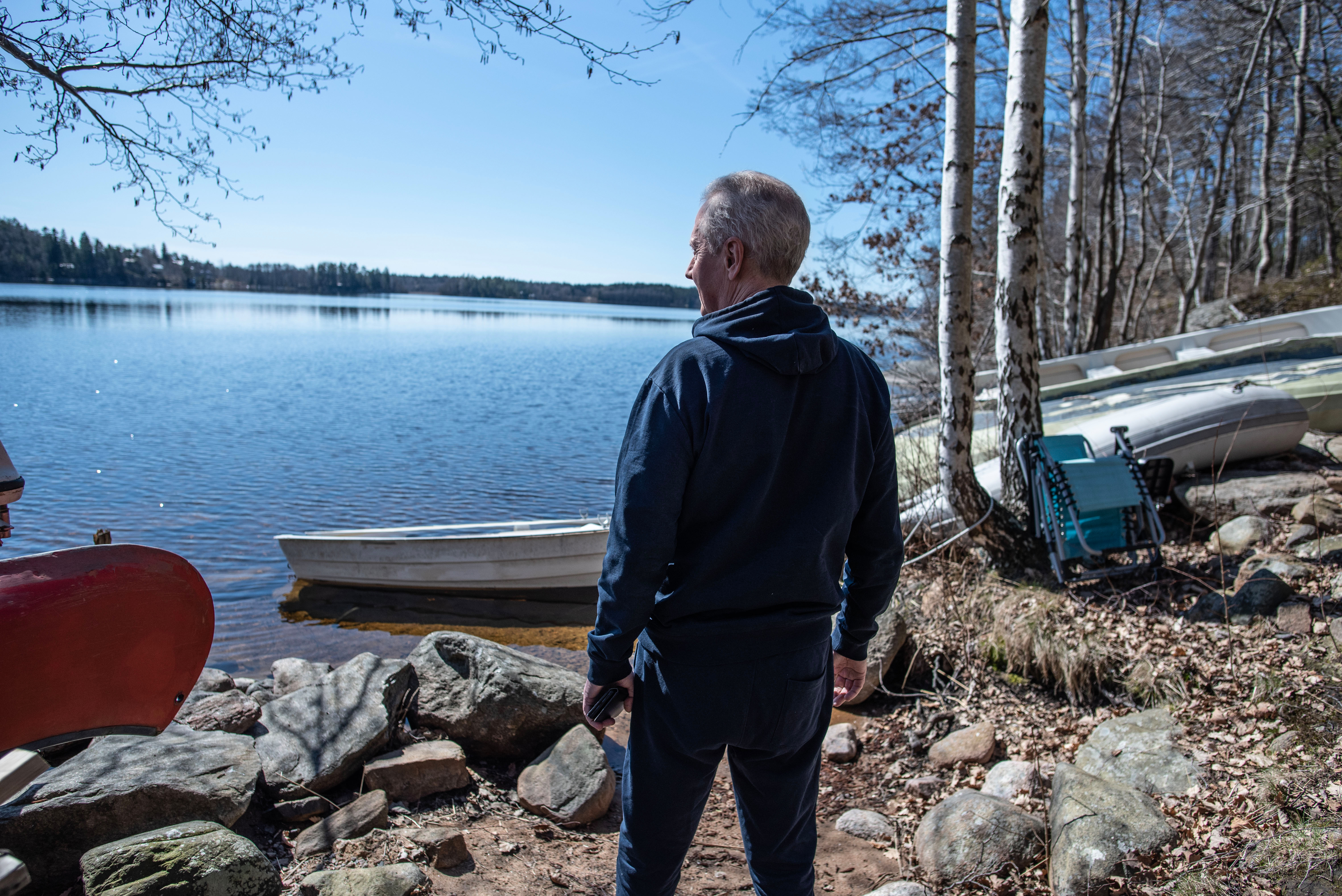 Birger Nicklasson, författare. Står vi Öresjös strand.