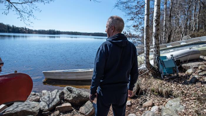 Birger Nicklasson, författare. Står vi Öresjös strand.