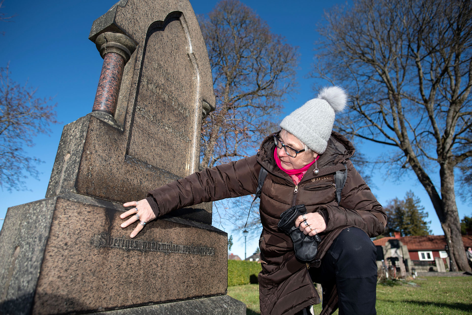 Helen Hagman Olsson framför en gravsten