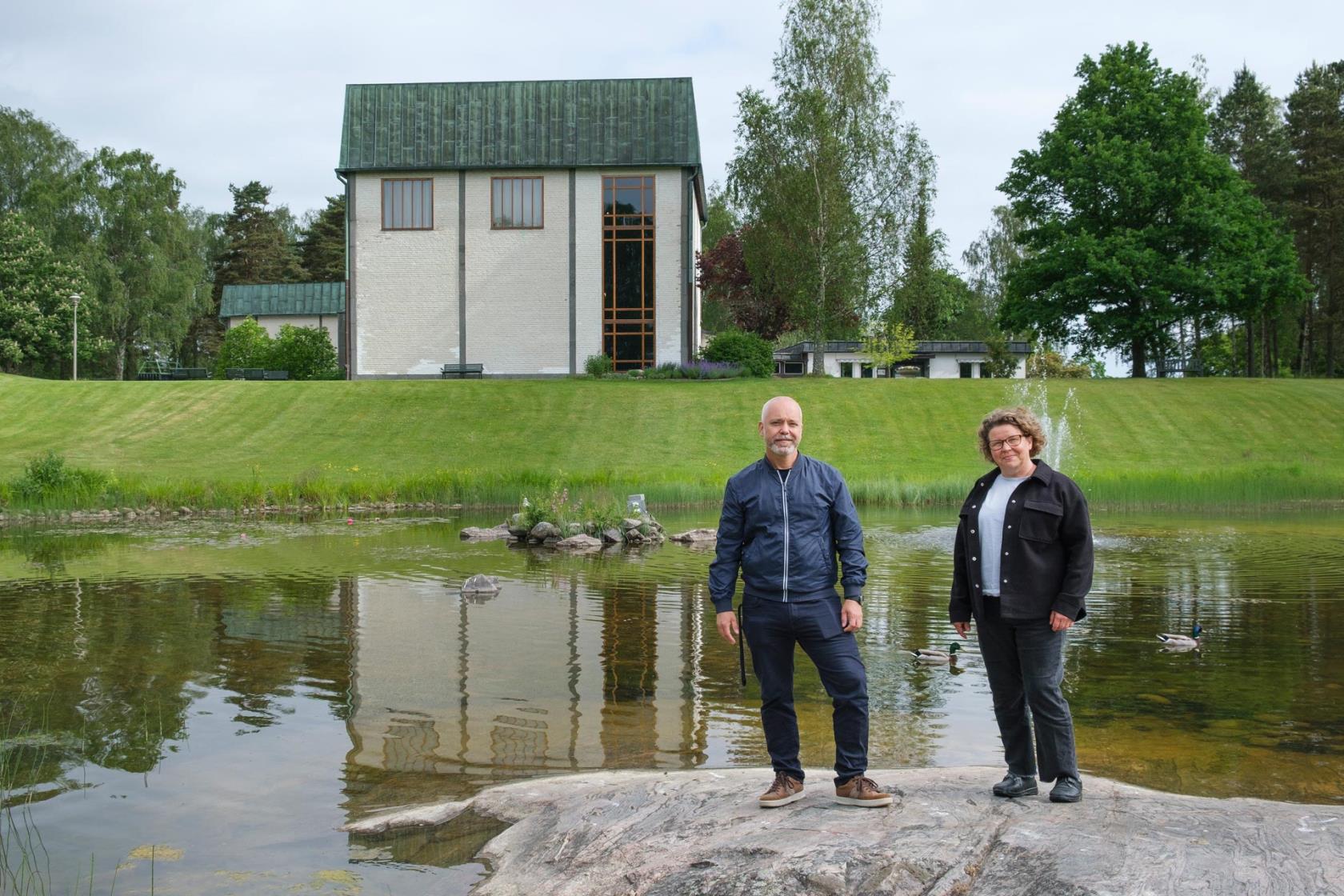 Kyrkogårdschefen Frank och biträdande kyrkogårdschef Pia Dosé med Hoppets kapell bakgrund