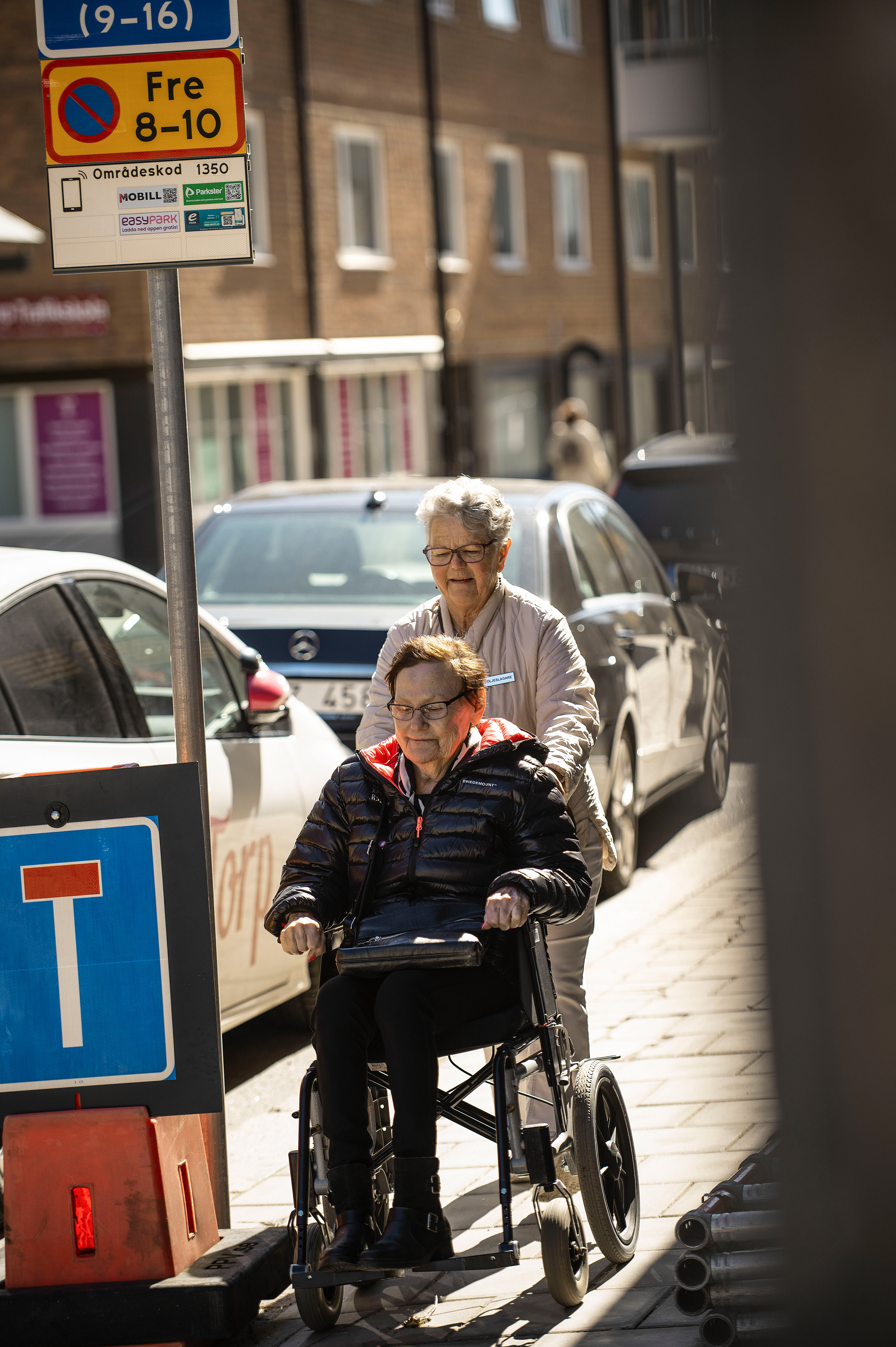 Följeslagaren Kaisa kör Gun i rullstolen