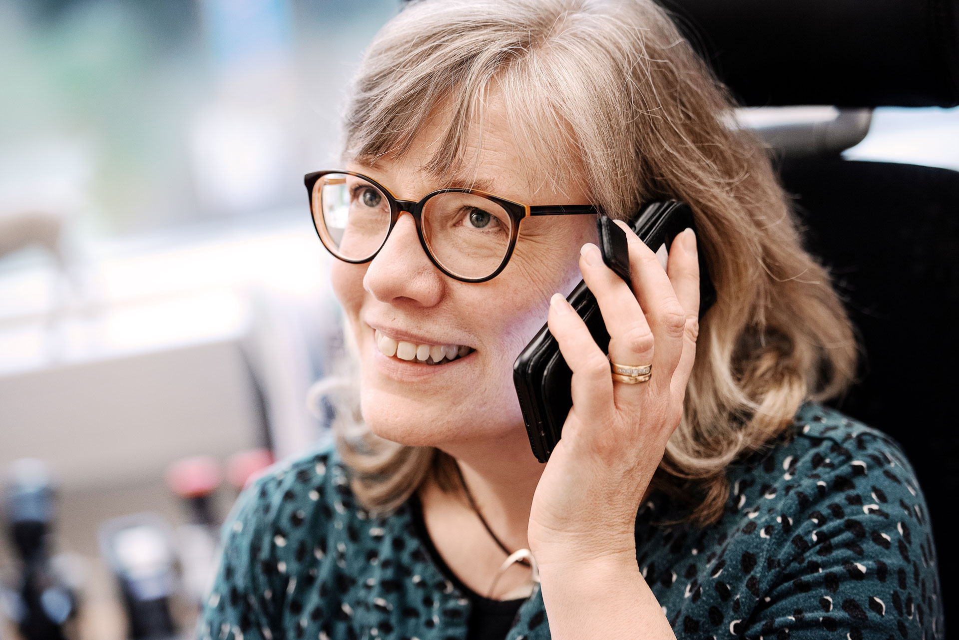 Lena Pettersson med telefonen vid örat