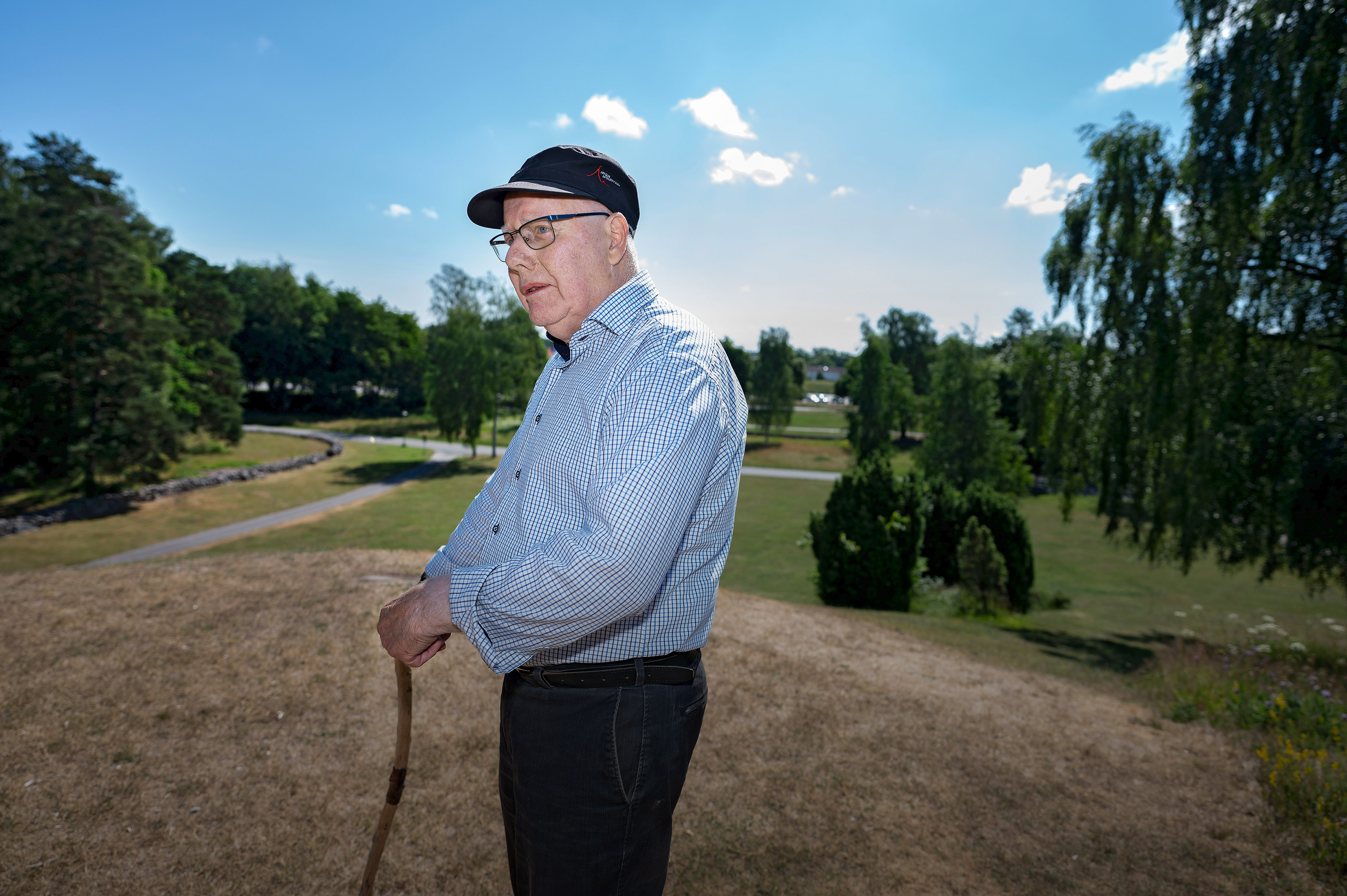 Lennart Andersson uppe på kullen på Håjums begravningsplats