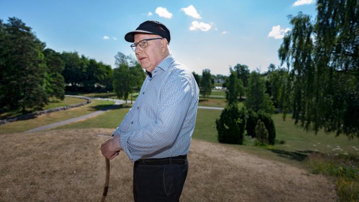 Lennart Andersson uppe på kullen på Håjums begravningsplats