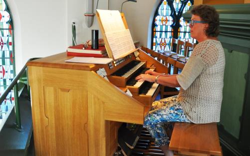 MarieLouise Svensson spelar orgel i Trollhättans kyrka