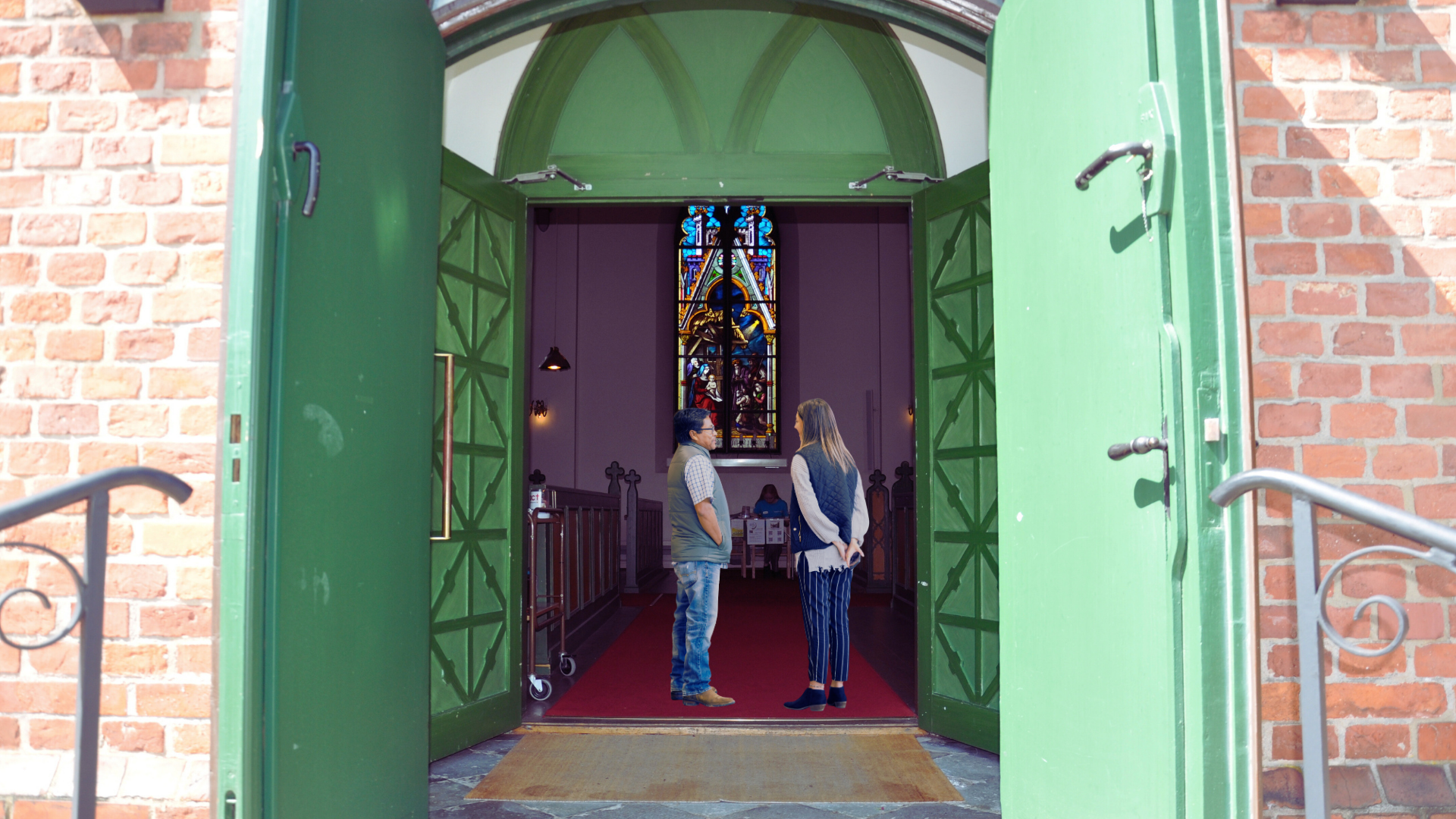 Besökare vid ingången till Trollhättans kyrka