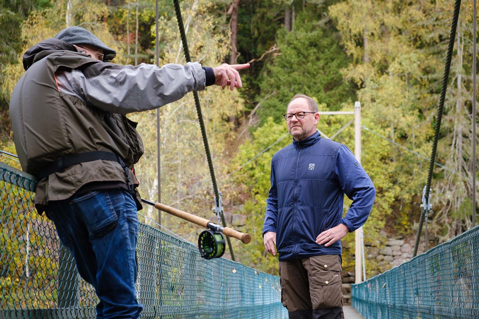 Robert Stenberg möter en fiskare på hängbron vid kärlekens stig.