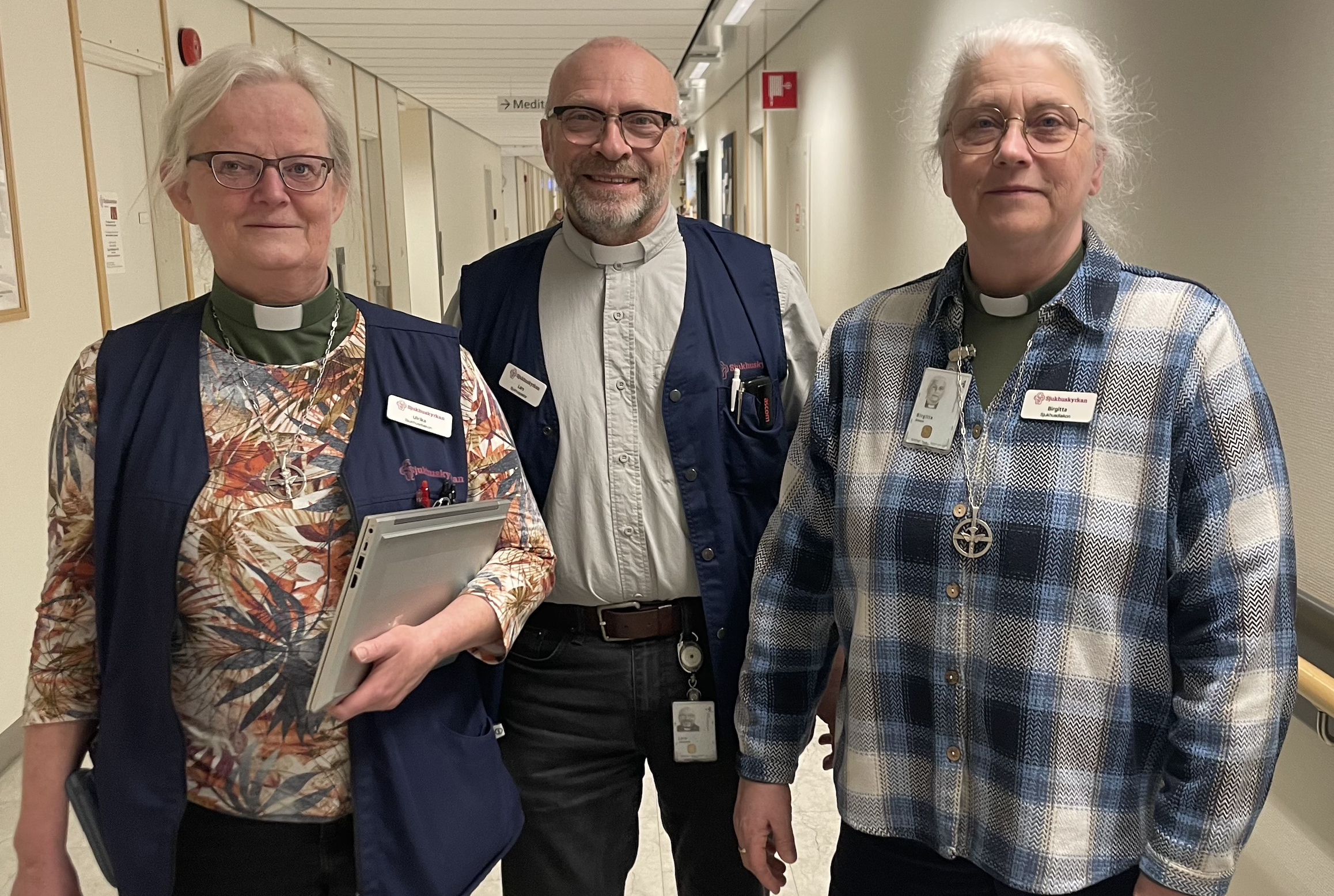 Ulrika, Lars och Birgitta i korridoren utanför Sjukhuskyrkan