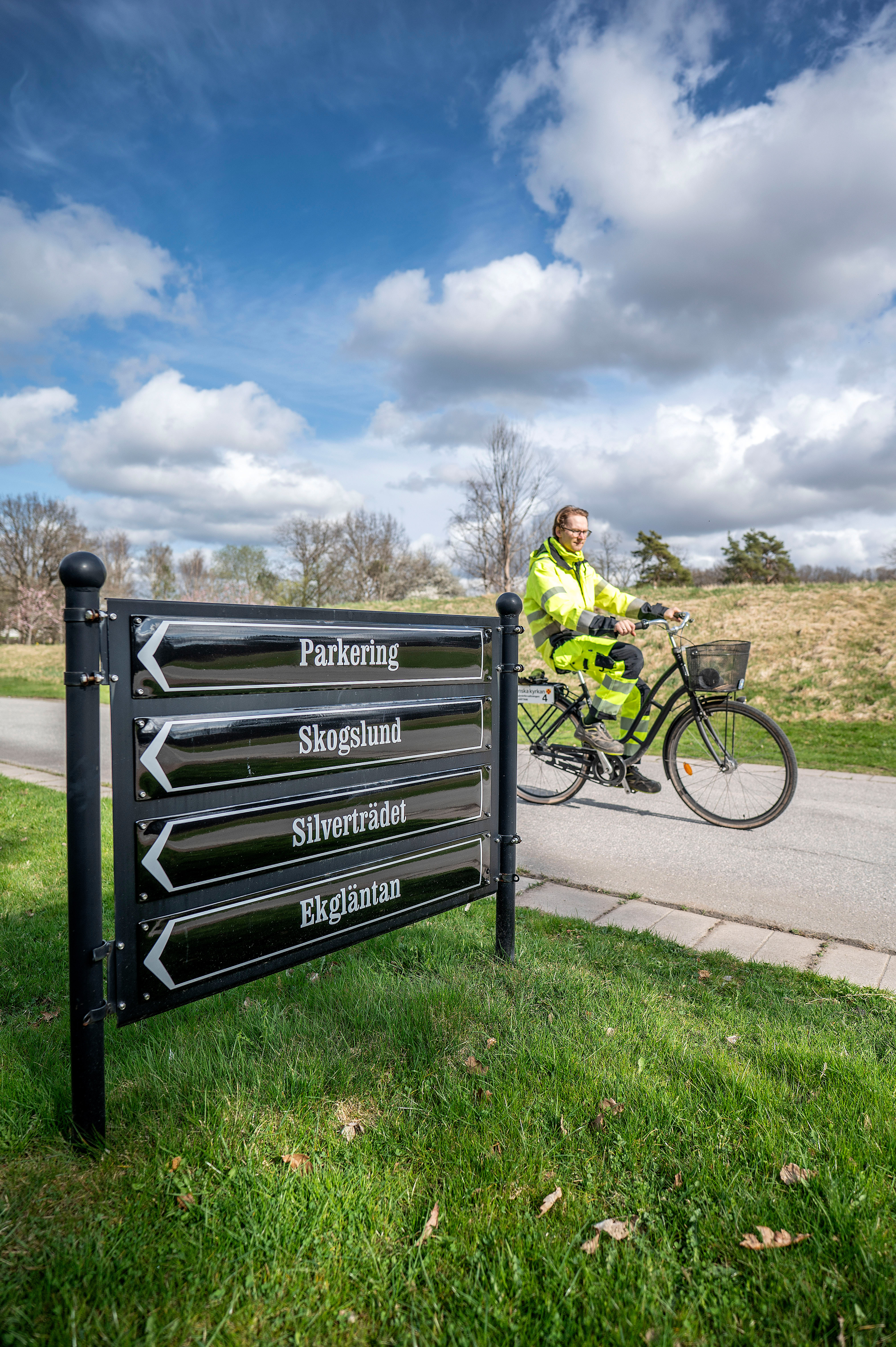 Johan Åkesson på sin cykel på Håjums begravningsplats