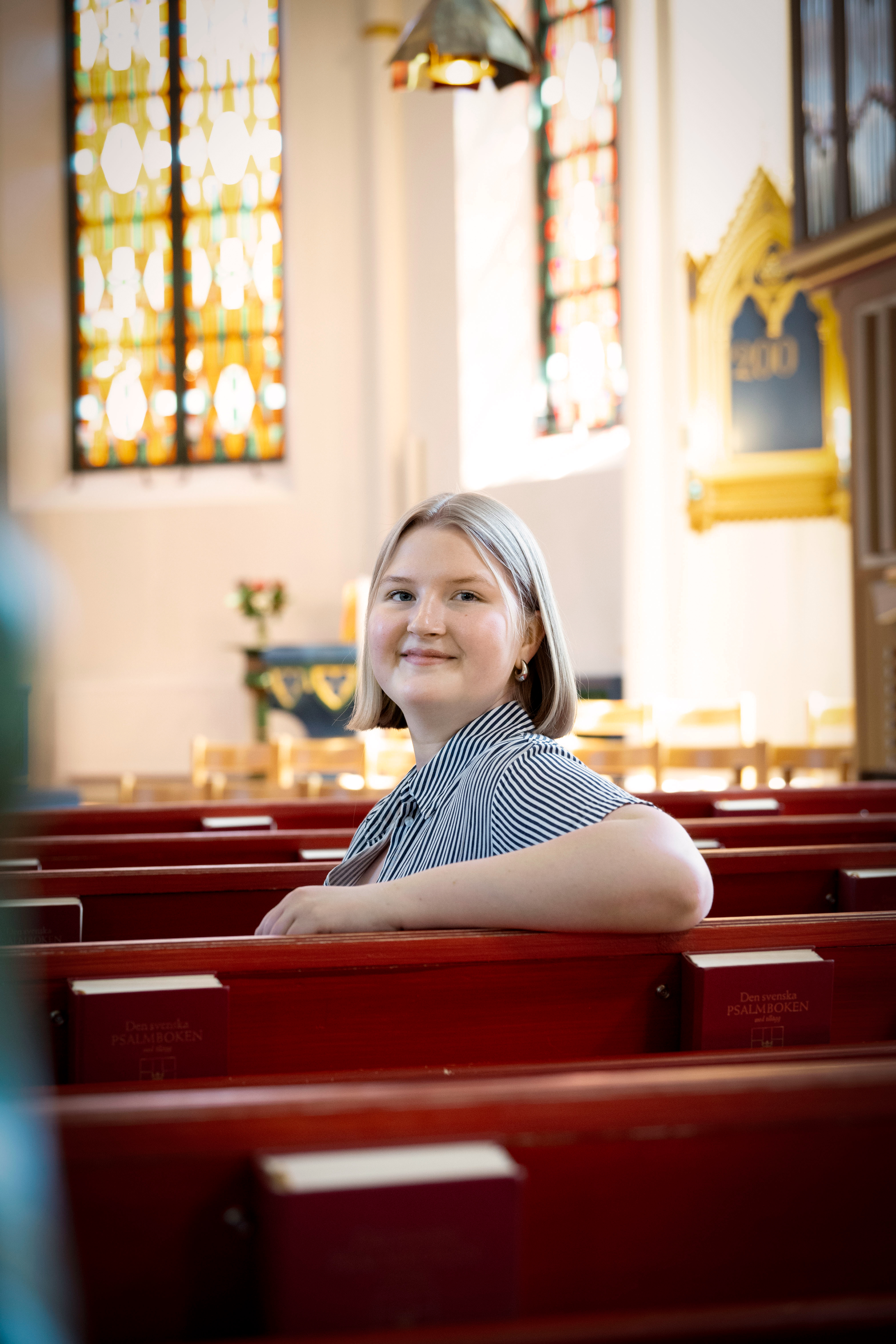 Amanda sittandes i kyrkbänken i Trollhättans kyrka