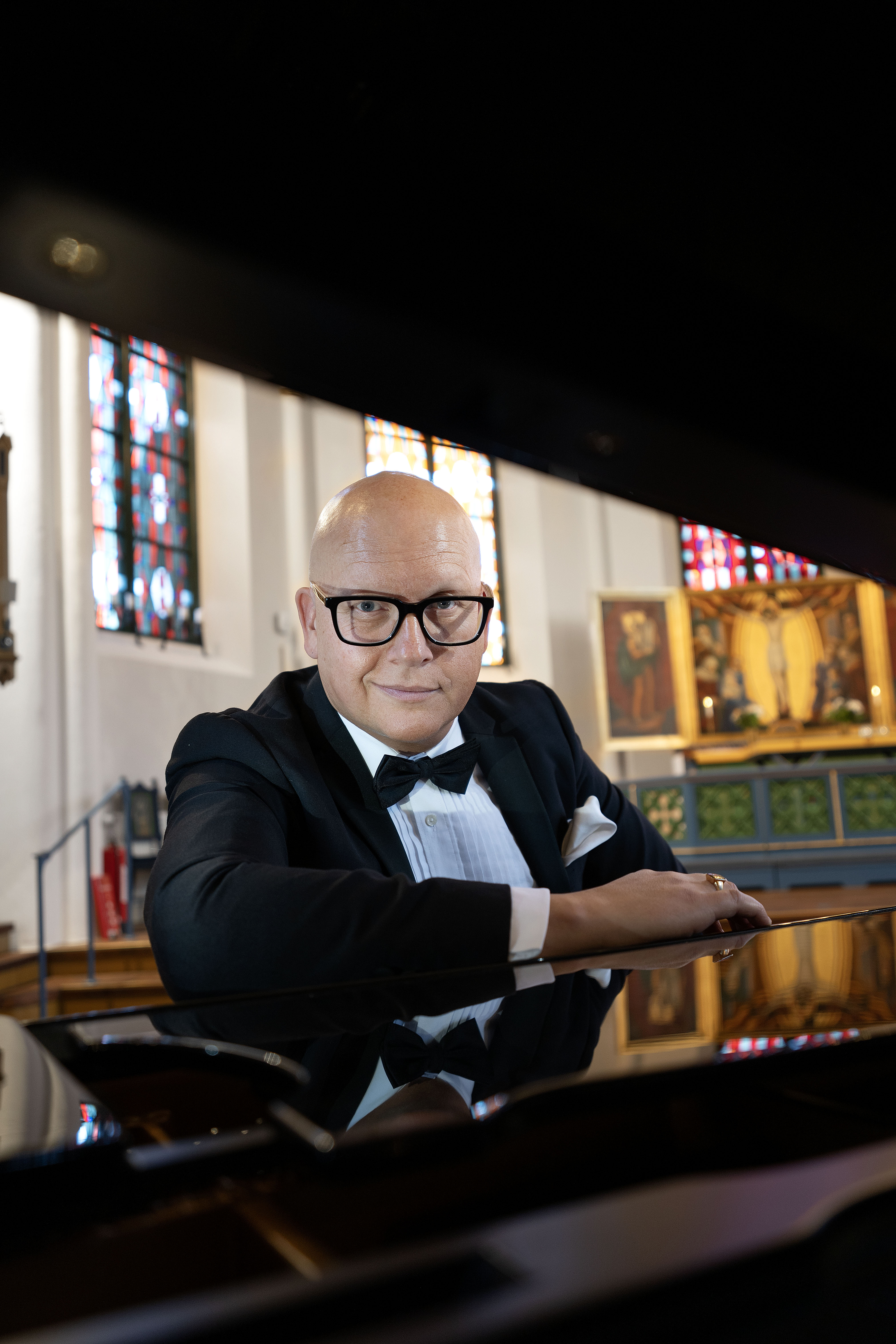 Ulrik sitter vid flygeln i Trollhättans kyrka