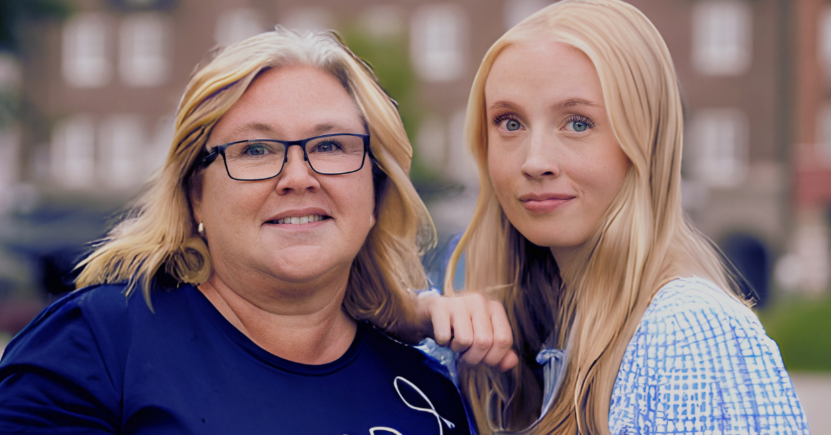 Victoria och Matilda som jobbar med församlingens kommunikation