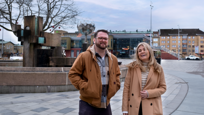 Centrumutvecklarna Marcus och Matilda framför fontänen på torget i Trollhättan