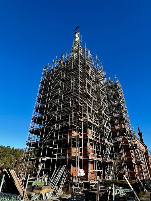 Trollhättans kyrkas kyrktorn omgiven av byggnadsställningar