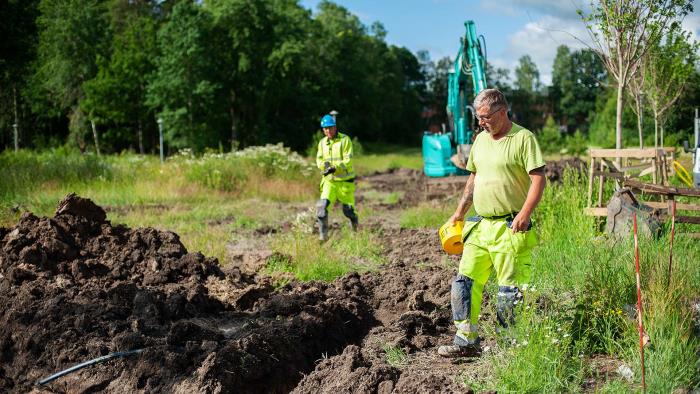 Grävningsarbete med nya gravplatser på Håjums begravningsplats
