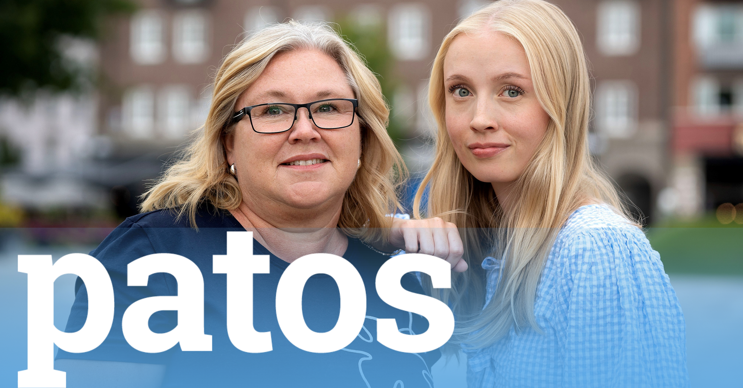 Kommunikatörerna Victoria och Matilda med Drottningtorget i bakgrunden