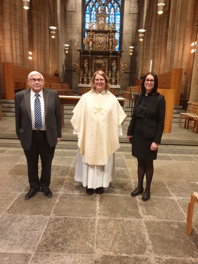 Tove af Geijerstam vid sin prästvigning tillsammans med kyrkorådets ordförande Bernt Berggren och Lextorpskyrkan arbetslagschef Elisabet Öman