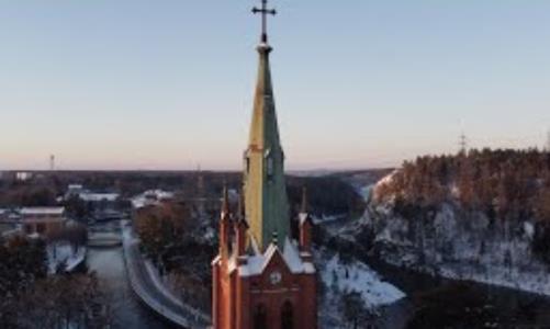 Följ med in i Trollhättans kyrka och se den imponerande byggnadsställningen som tar upp hela kyrkorummet och se hur renoveringsarbetet fortskrider inför återöppnandet den 25 april.
