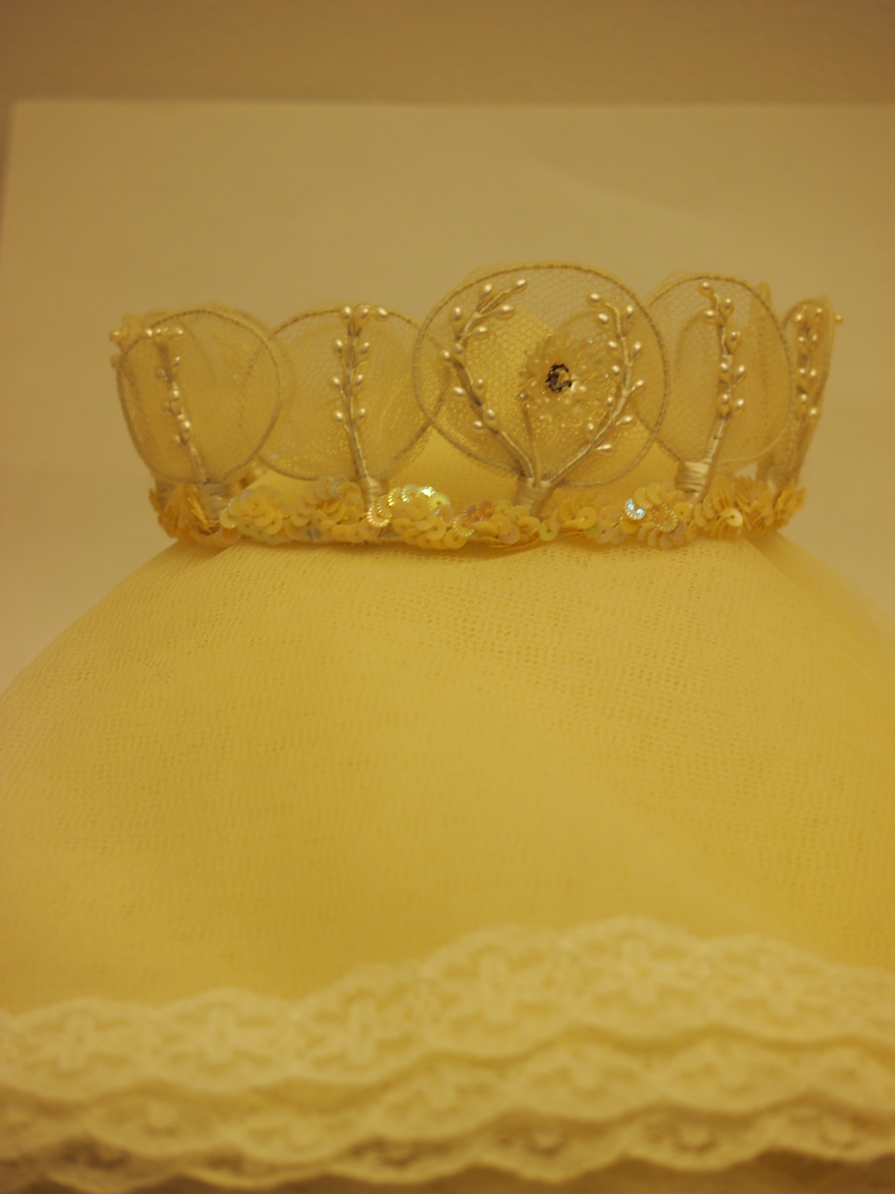 Broderad brudkrona med lös slöja