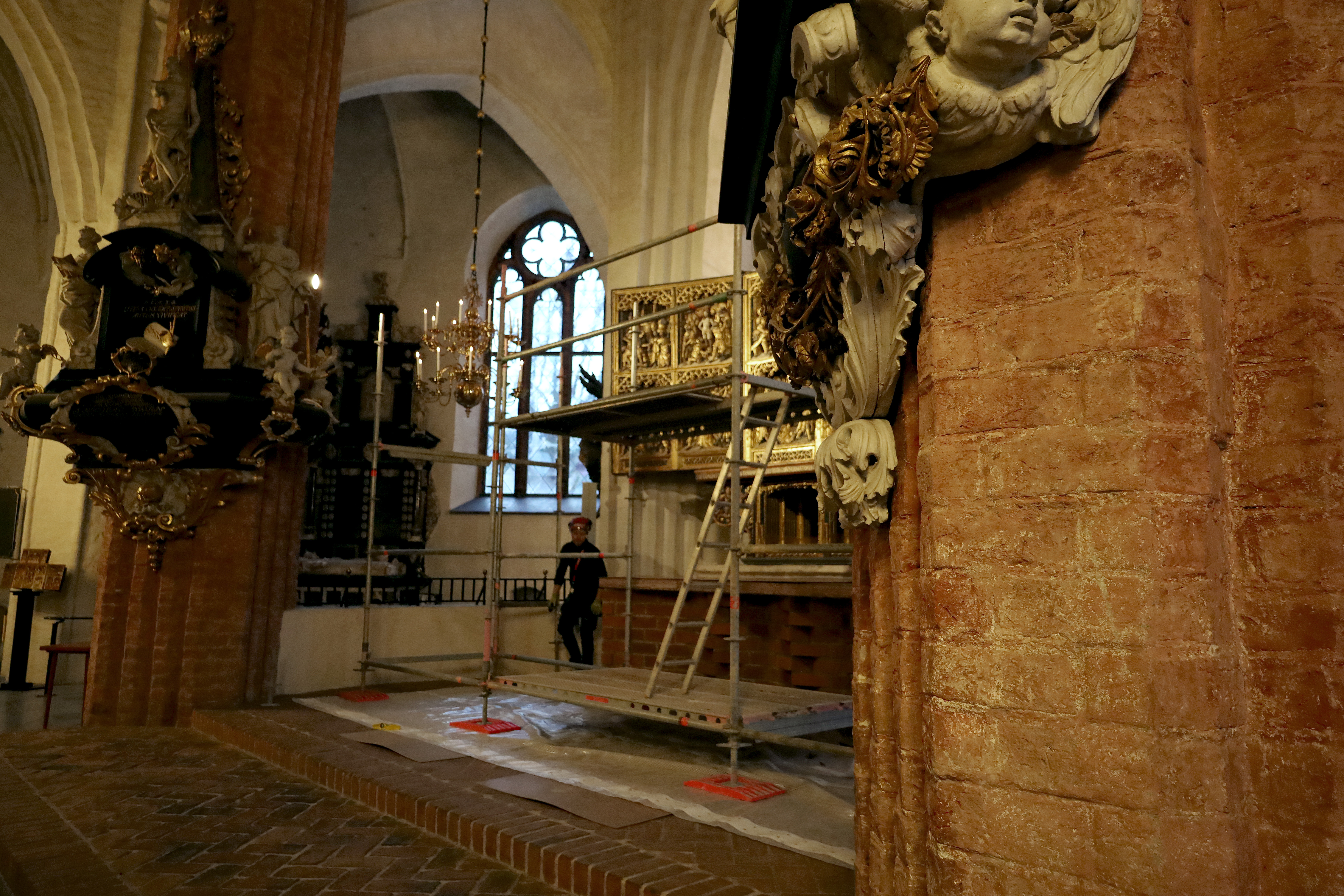 Byggnadsställning framför Stureskåpet i Västerås domkyrka