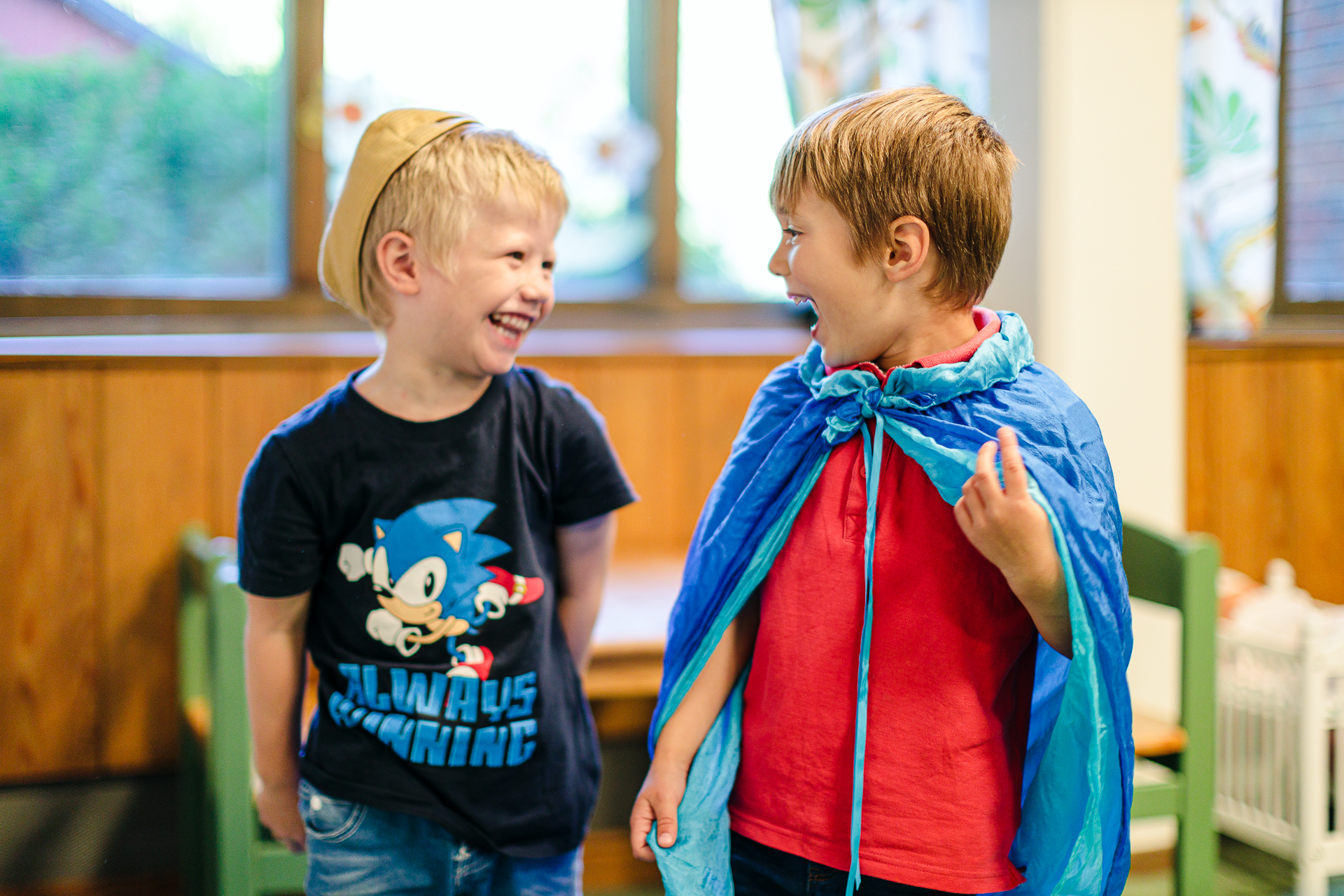 Två barn skattar tillsammans i lekrummet