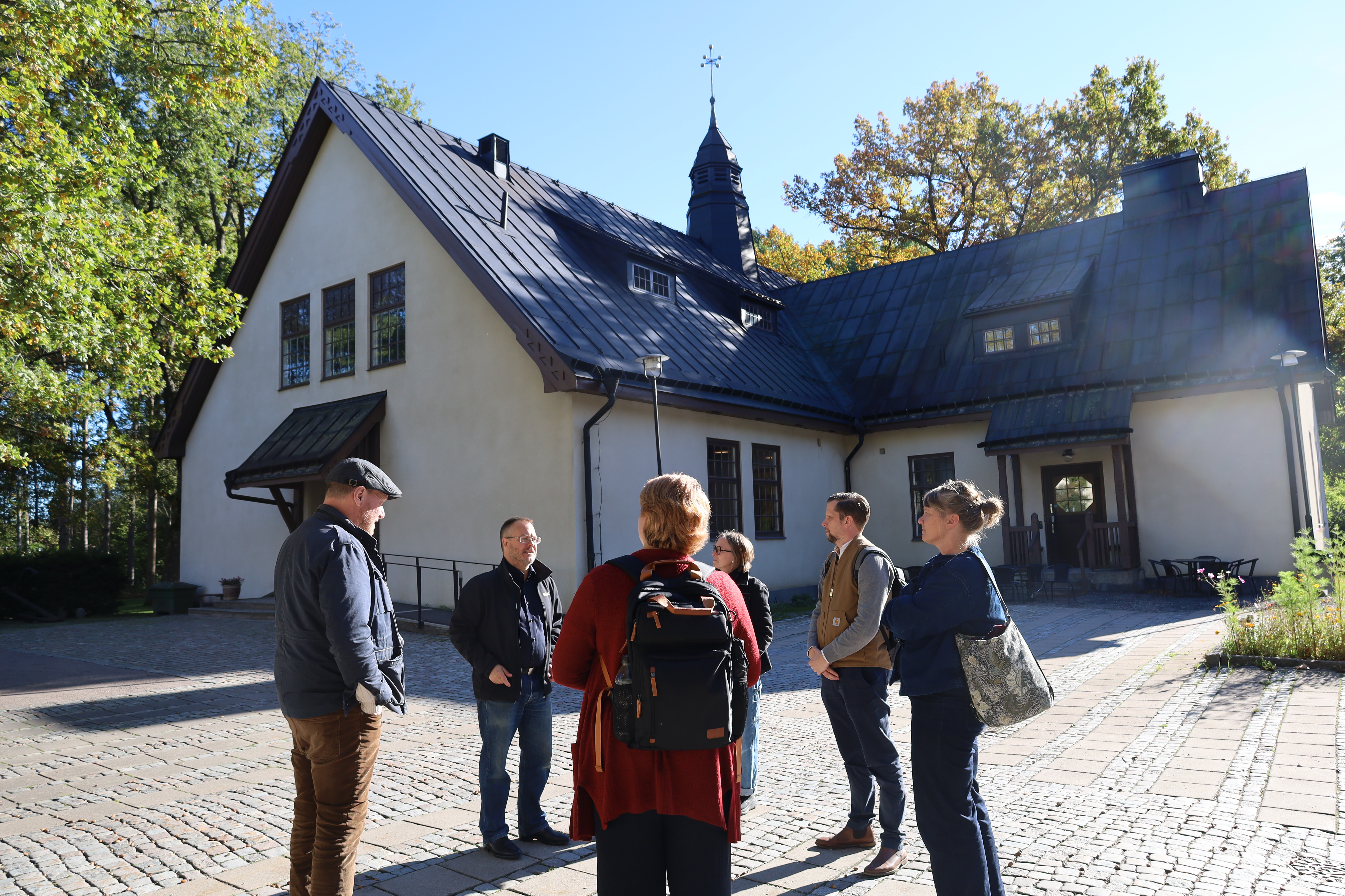 Stadens Smycke kommittén och Fredrik Lindblom och Markus Hagström utanför Viksängskyrkan.