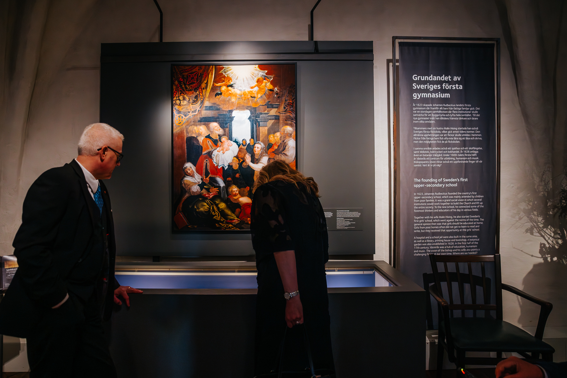 Två personer tittar på föremål i Västerås domkyrkas museum "Skattkammaren"