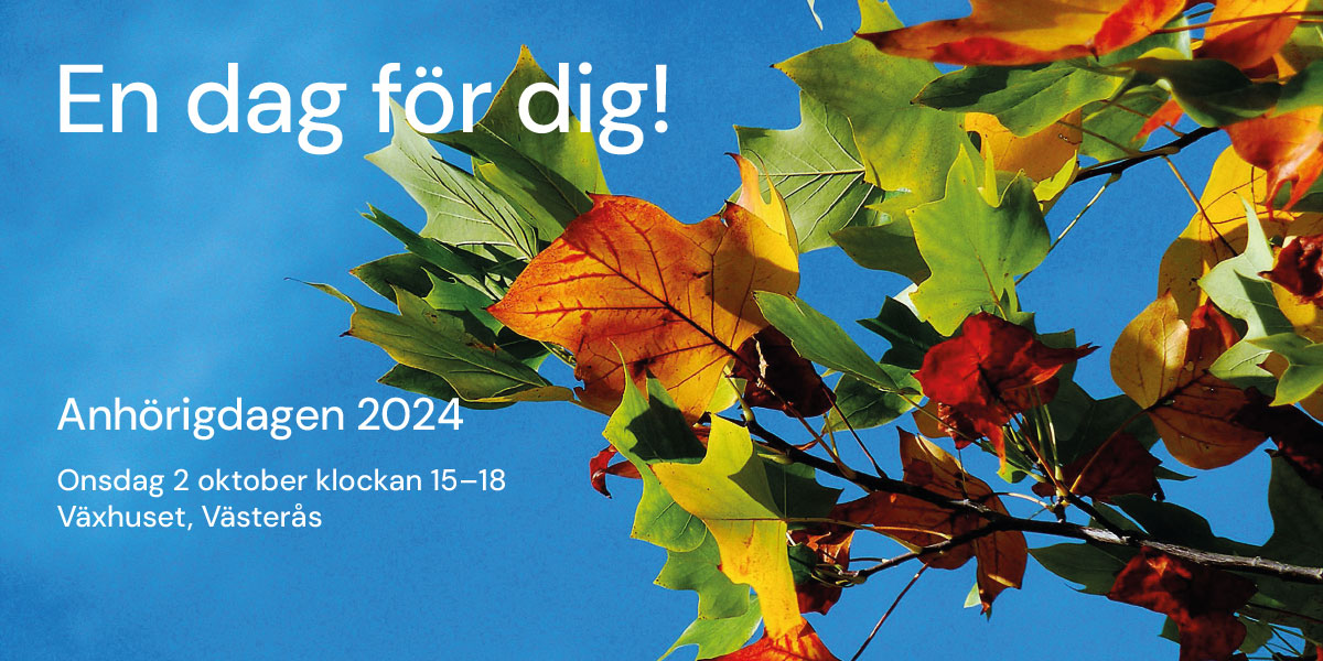 Färgglada höstlöv mot blå himmel plus text om Anhörigdagen 2024