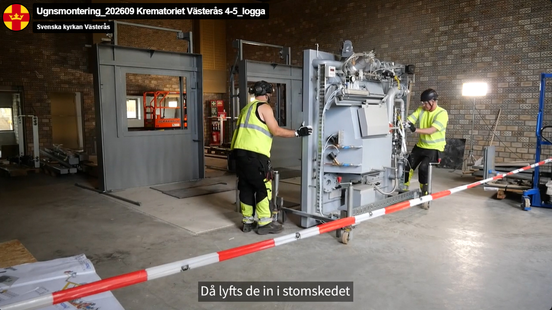 En av ugnarna i det nya krematoriet lyfts på plats.