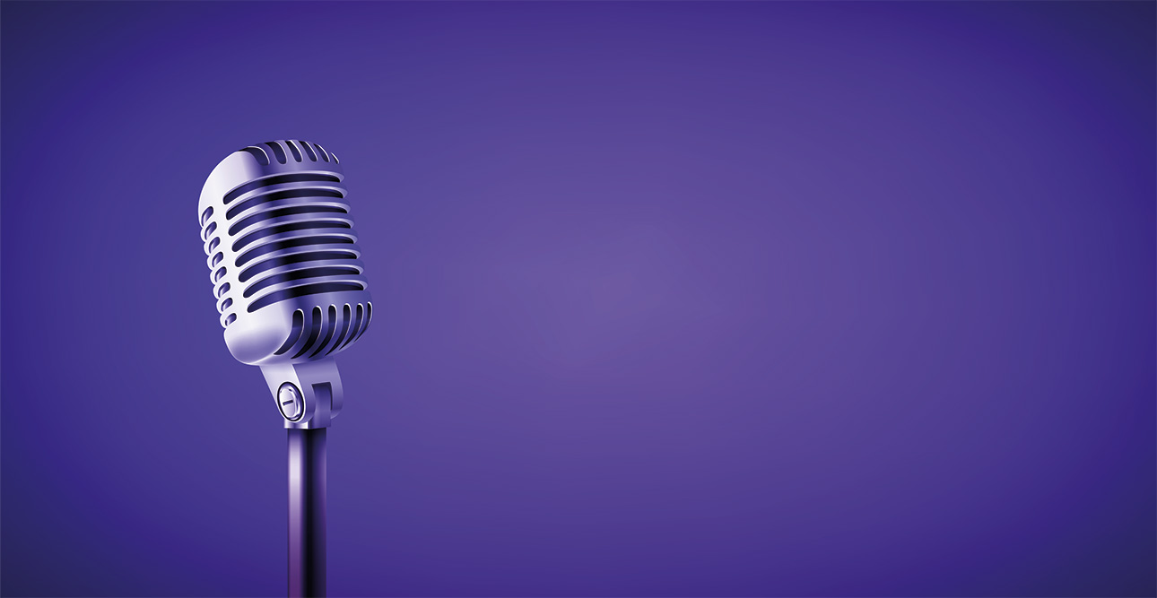 En gammaldags mikrofon i närbild. Lila bakgrund.