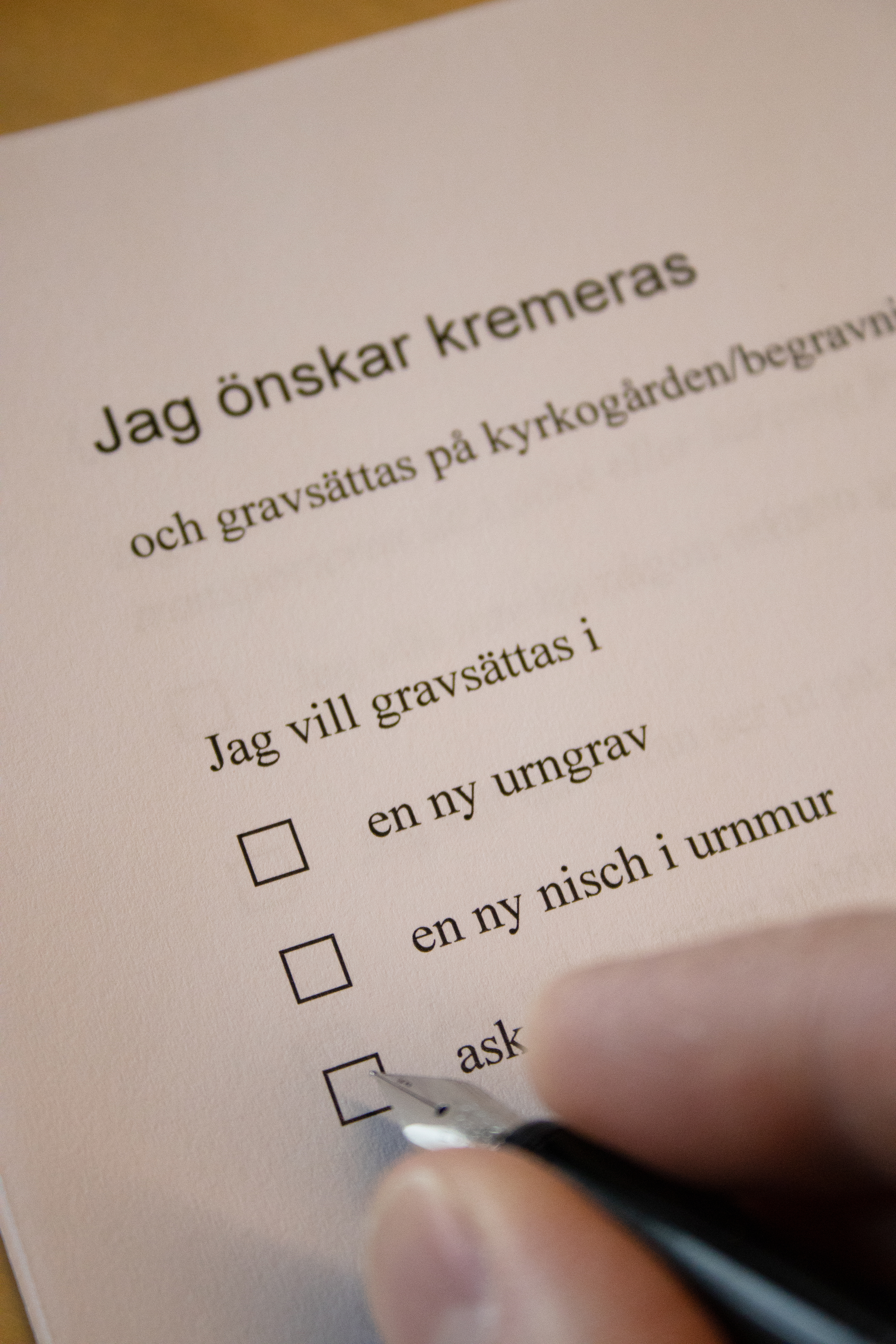Bild på penna som fyller i en blankett