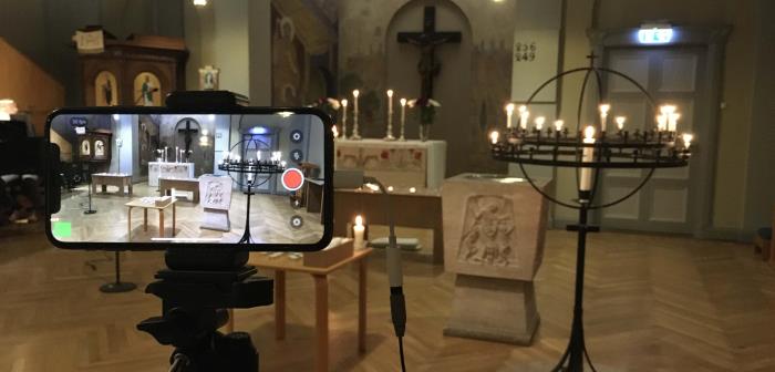 Svenska kyrkan Helsingborg filmar en del av de gudstjänster vi firar i våra kyrkor. Dessa gudstjänster läggs ut på denna sida tillsammans med förinspelade andakter och predikningar. Vi erbjuder också gudstjänster via Zoom. Tider för och länkar till dessa hittar du i kalendariet.