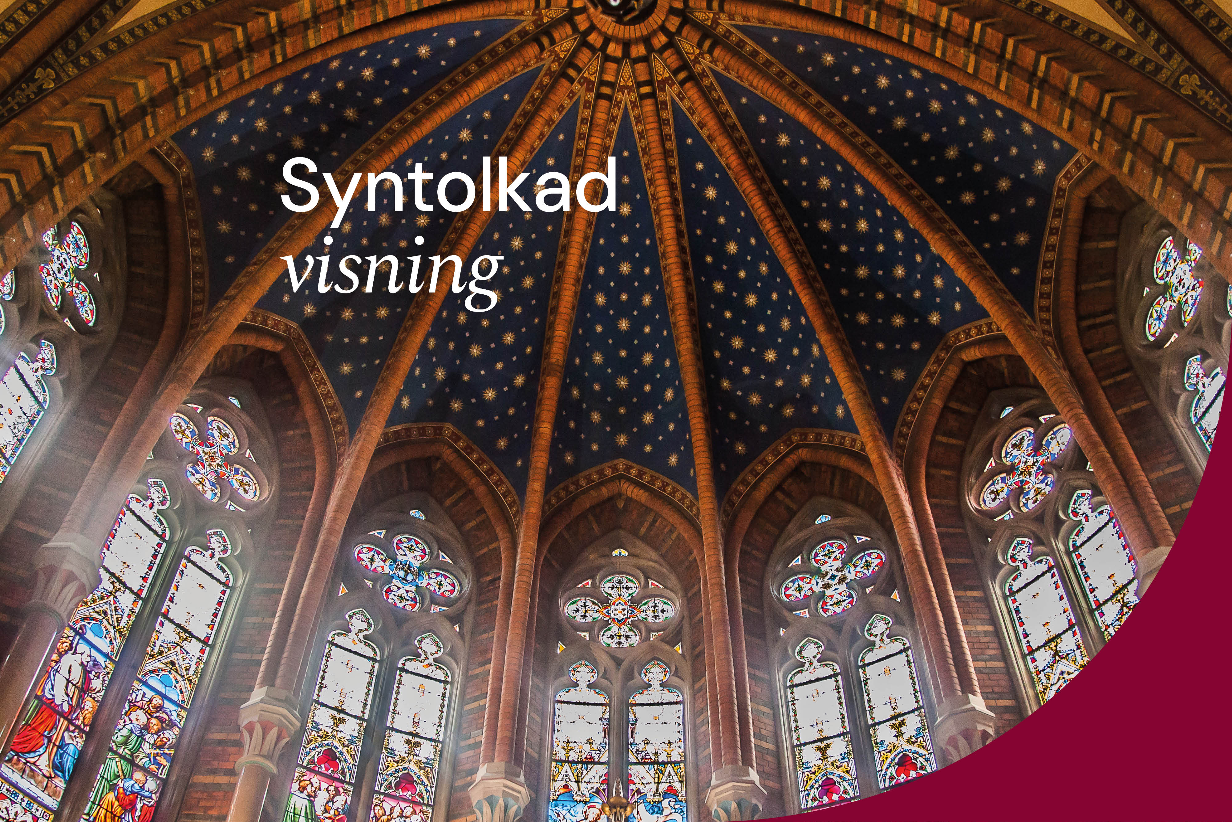 Kortaket i Lunds Allhelgonakyrka med mrökblå botten och gula målade stjärnor. Nednaför ser man toppen av korfönstren med glasmålningsmotiv från olika bibelställen. 