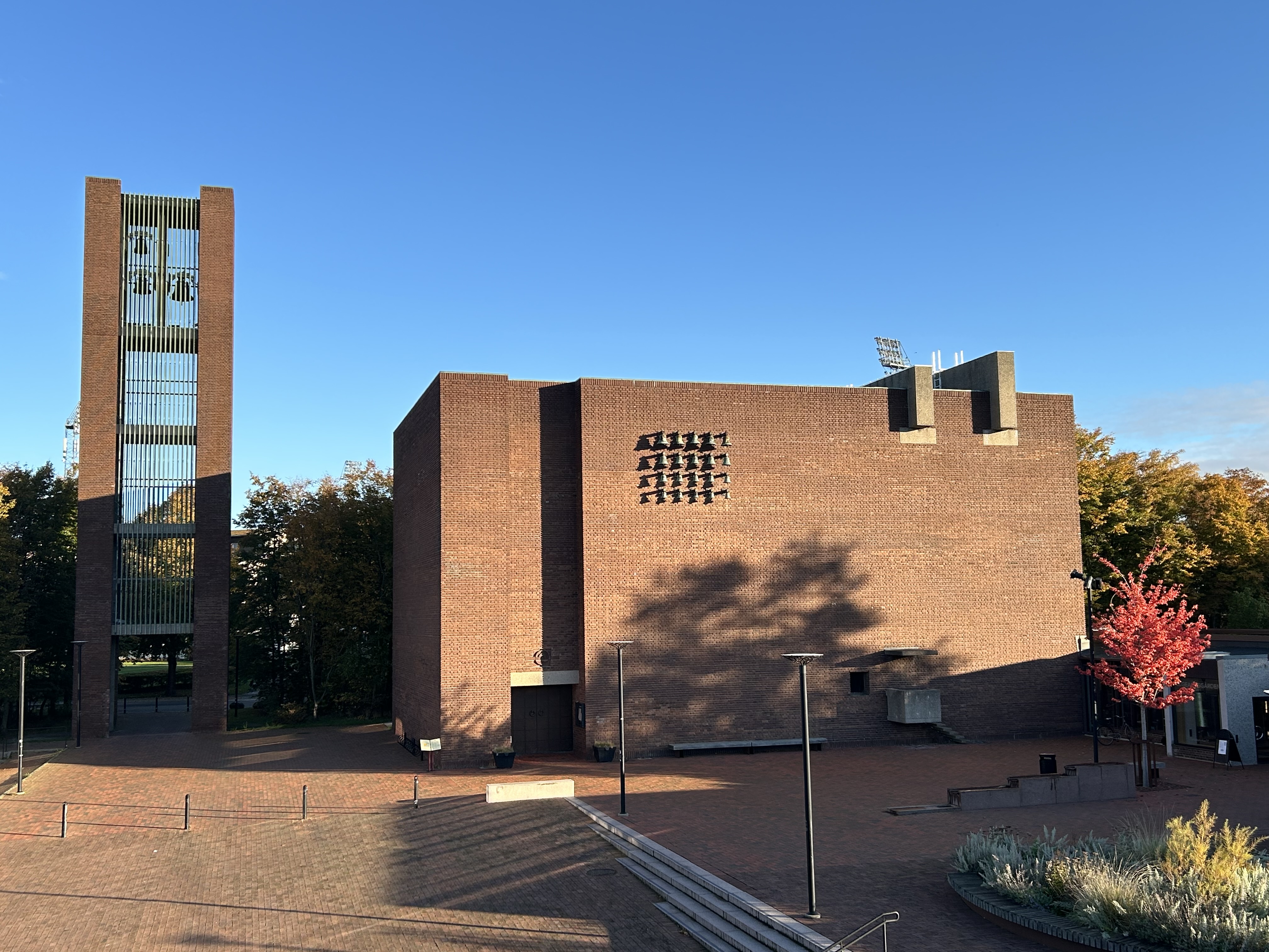 Helgeandskyrkan med kampanil i höstljus