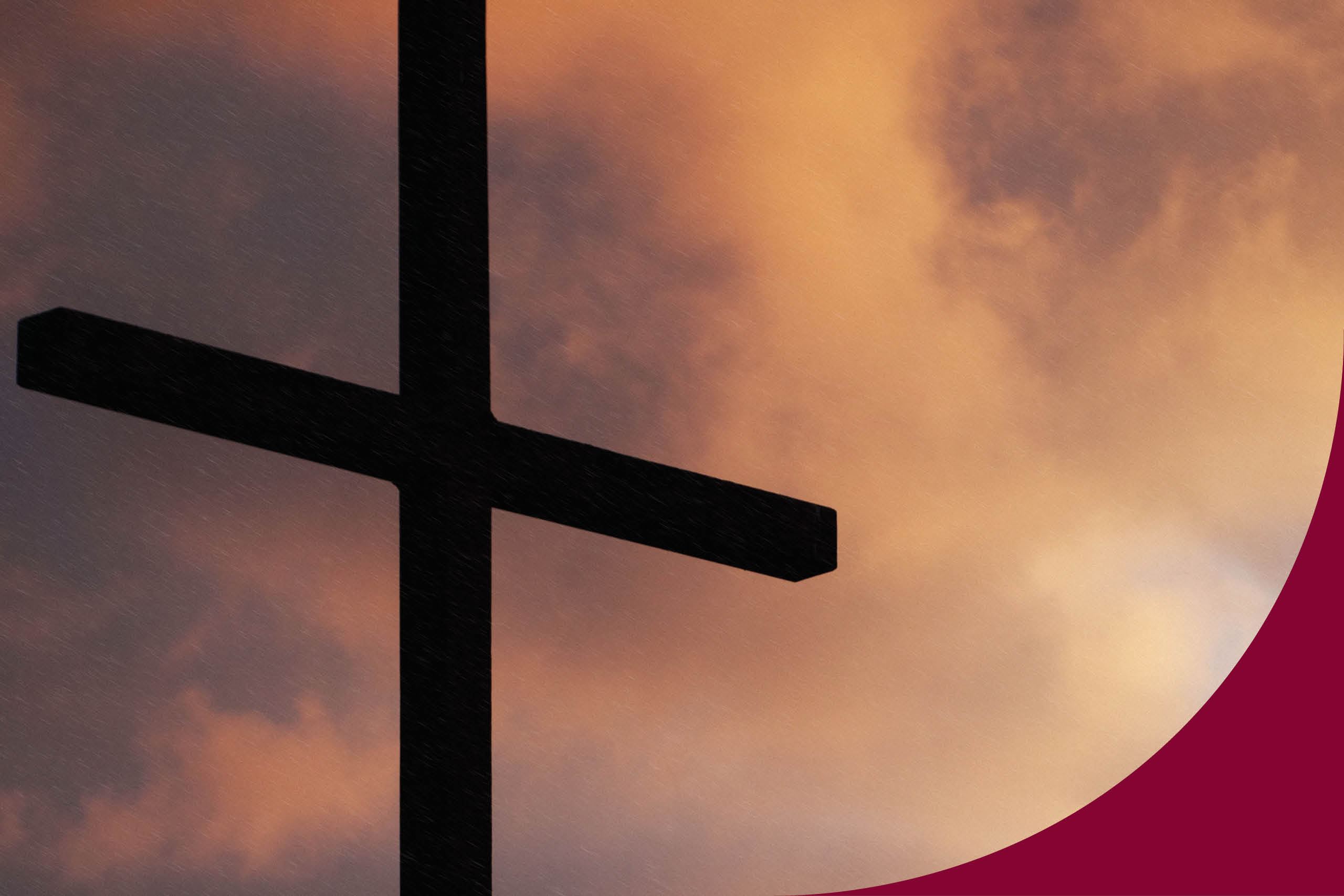 Man ser ett kors. I bakgrunden syns moln som sjangserar från mörkgrått till orange.