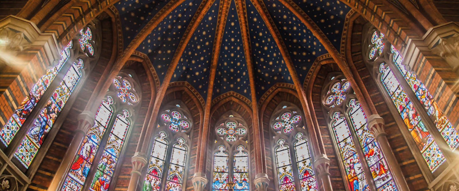 Man ser korfönsterna i Lunds Allhelgonakyrka med sina fins glasmålningar.