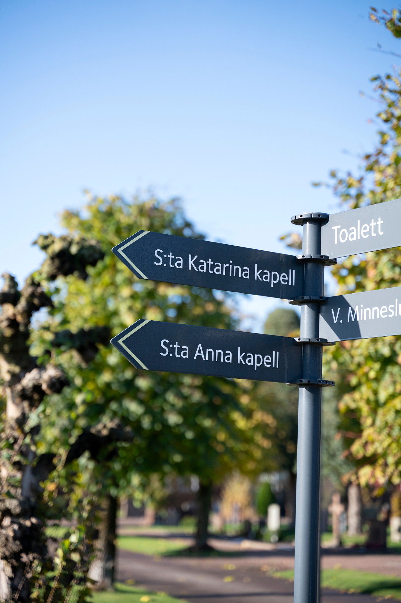En vägskylt som pekar mot kapellen.