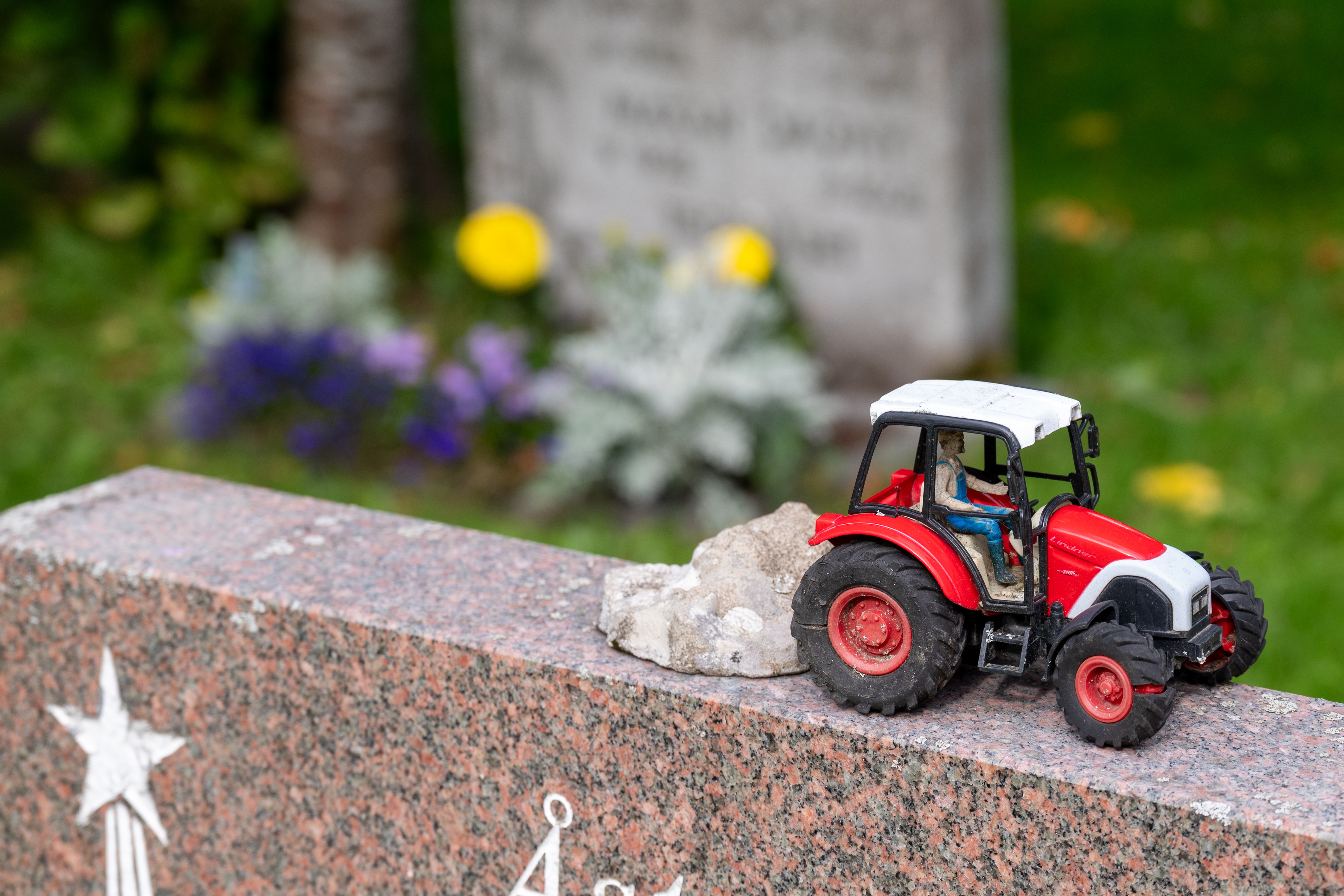Leksakstraktor på en gravsten